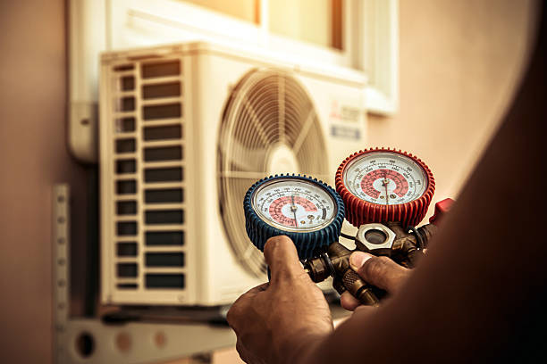 Professional Hvac technician working in Springfield, FL